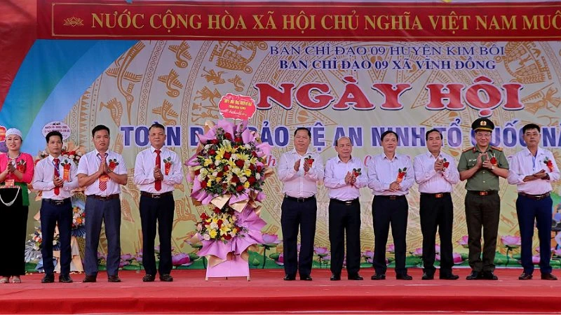Lãnh đạo tỉnh Hòa Bình tặng hoa chúc mừng lãnh đạo huyện Kim Bôi và xã Vĩnh Đồng tại Ngày hội.