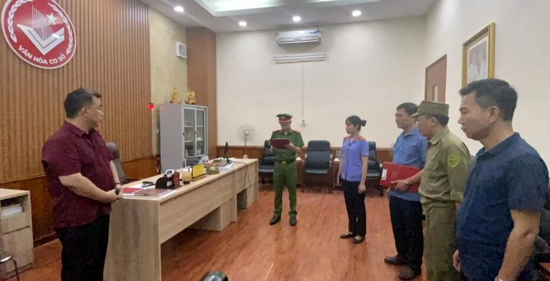 Cơ quan công an đọc lệnh bắt ông Bùi Tú Cao, Giám đốc Trung tâm Văn hóa-Điện ảnh tại nơi làm việc.