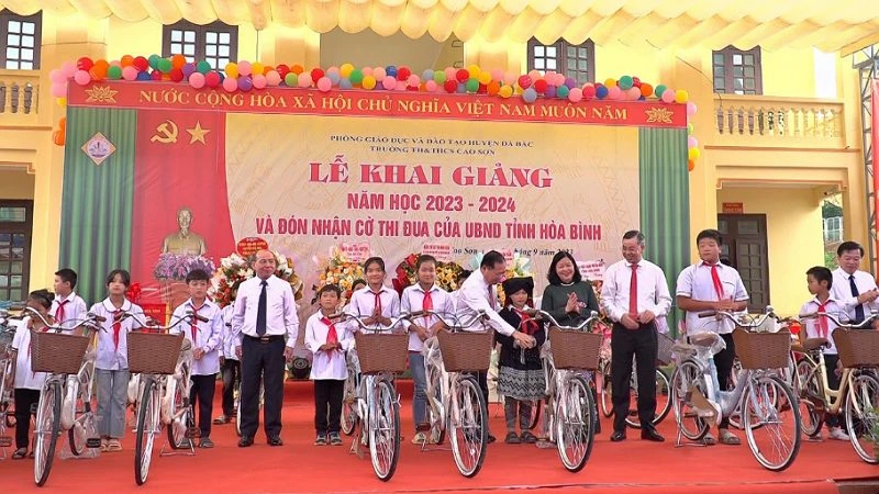 Đồng chí Bùi Thị Minh Hoài cùng lãnh đạo tỉnh Hòa Bình tặng xe đạp cho học sinh tại buổi Lễ khai giảng năm học mới.