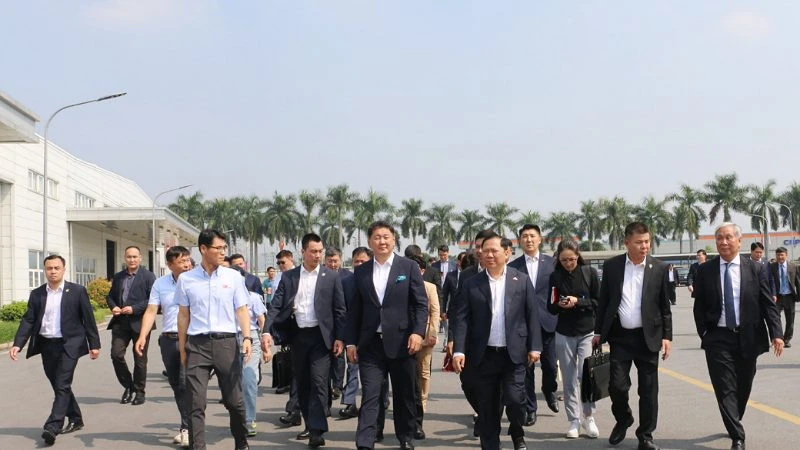 Bí thư Tỉnh ủy Hòa Bình Nguyễn Phi Long (phải) và Tổng thống Mông cổ Ukhnaagiin Khurelsukh (trái) cùng đoàn công tác tại khu công nghiệp Lương Sơn.