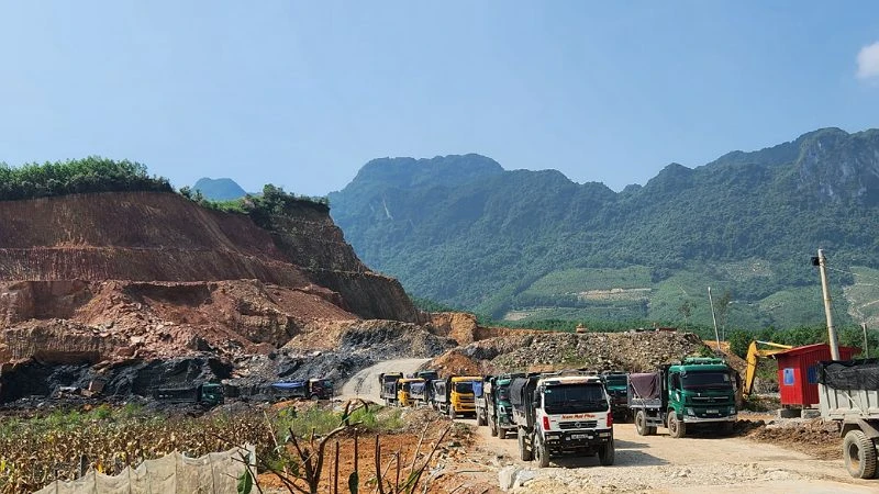 Mỏ sét của Công ty Thành Thắng đang khai thác tại xã Khoan Dụ, huyện Lạc Thủy, tỉnh Hòa Bình.