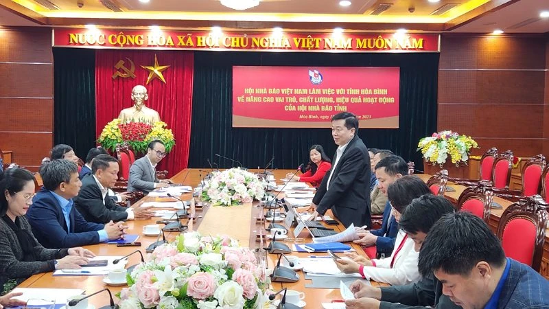 Đồng chí Nguyễn Văn Chương, Phó Chủ tịch Ủy ban nhân dân tỉnh Hòa Bình phát biểu tại buổi làm việc.