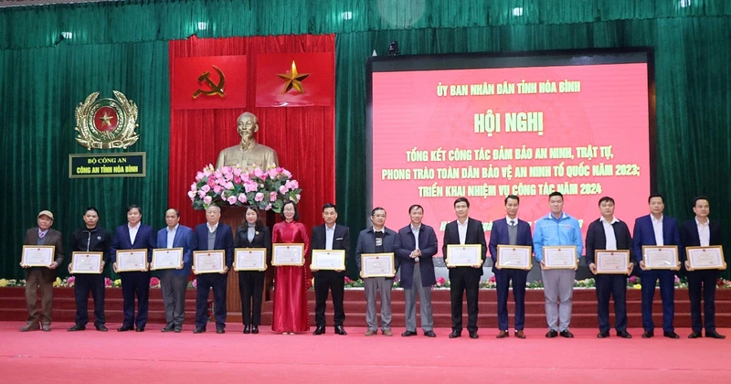 Chủ tịch Ủy ban nhân dân tỉnh Hòa Bình Bùi Văn Khánh trao bằng khen cho các tập thể, cá nhân có thành tích xuất sắc trong phong trào bảo vệ an ninh Tổ quốc năm 2023.
