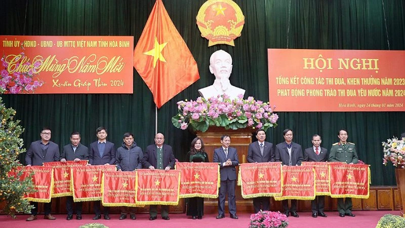 Chủ tịch Ủy ban nhân dân tỉnh Hòa Bình Bùi Văn Khánh (giữa) tặng bằng khen cho các tập thể có thành tích xuất sắc trong phong trào thi thua yêu nước năm 2023.