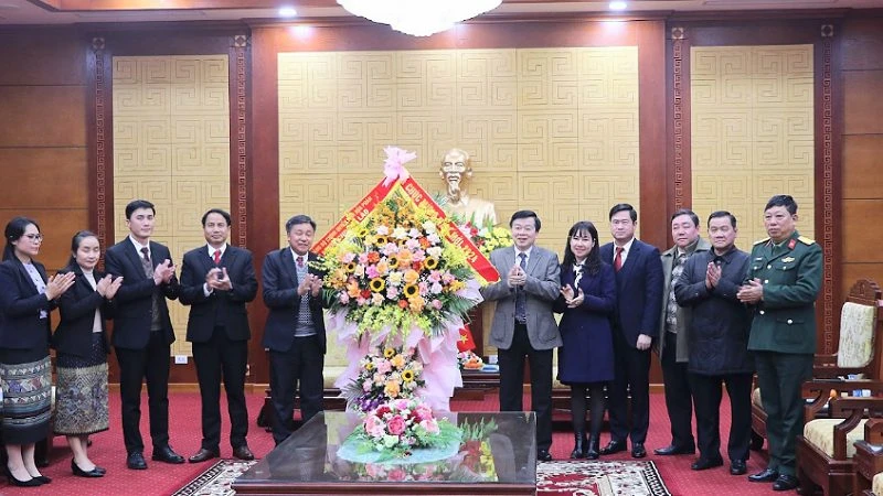 Tỉnh Hủa Phăn tặng tỉnh Hòa Bình lẵng hoa tươi thắm.