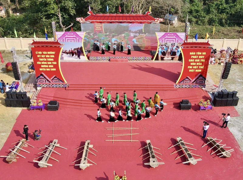 Lễ đón nhận chứng nhận Di sản văn hóa phi vật thể Quốc gia Keng Loóng và Lễ hội “Xên Mường”, tại huyện Mai Châu, Hòa Bình.