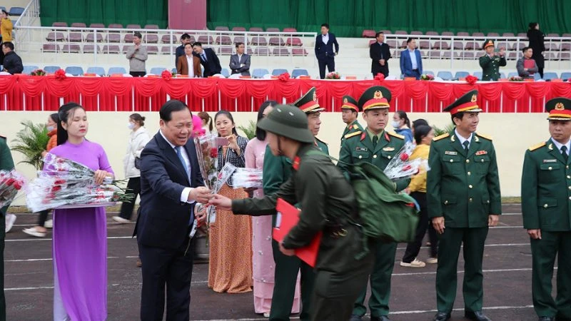 Bí thư Tỉnh ủy Hòa Bình Nguyễn Phi Long tặng hoa cho các tân binh trước khi lên đường nhập ngũ.