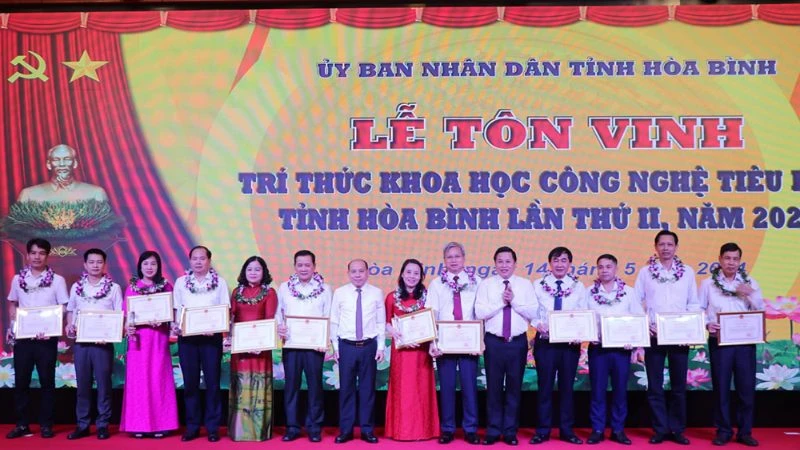 Lãnh đạo tỉnh Hòa Bình tặng Bằng khen của Ủy ban nhân dân tỉnh cho các trí thức khoa học công nghệ tiêu biểu tỉnh Hòa Bình lần thứ II năm 2024.