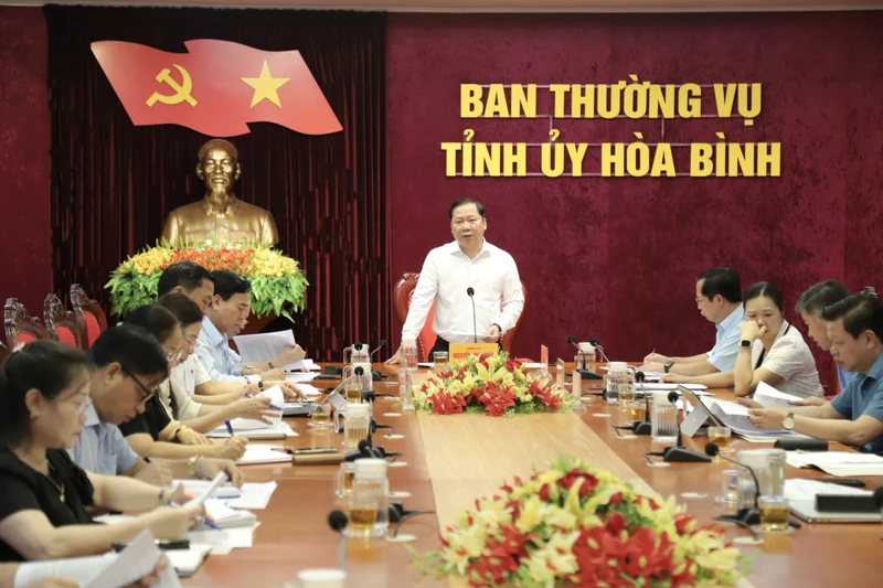 Bí thư Tỉnh ủy Hòa Bình Nguyễn Phi Long chủ trì hội nghị.