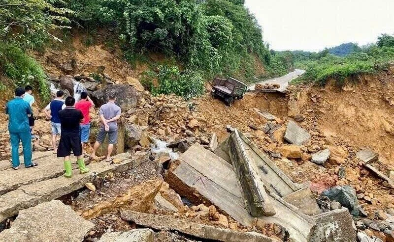 Mưa lớn làm đứt gãy đường tại xã Quý Hòa, huyện Lạc Sơn, tỉnh Hòa Bình.