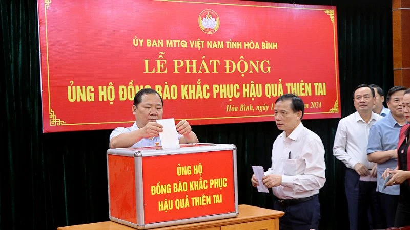 Lãnh đạo tỉnh Hòa Bình ủng hộ đồng bào các tỉnh phía bắc khắc phục hậu quả do cơn bão số 3 gây ra.