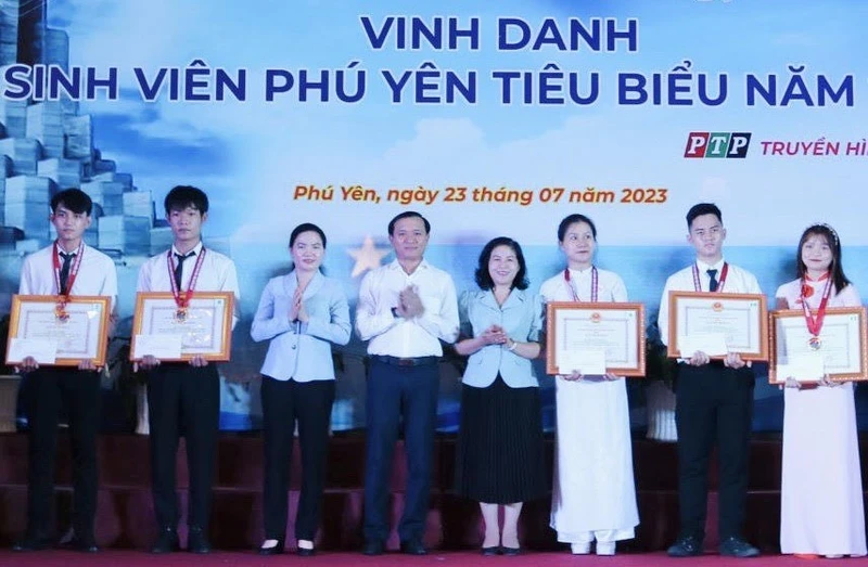 417 sinh viên được vinh danh, khen thưởng năm 2023, với 93 em đạt điểm trung bình cả năm từ 9 đến 9,9.