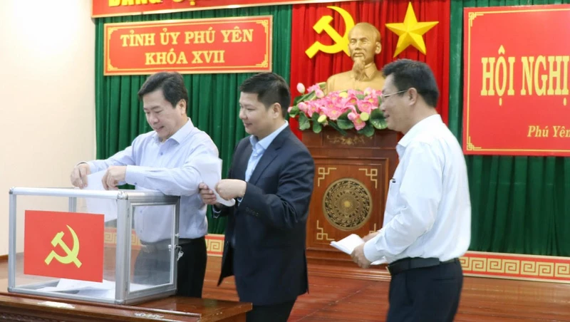 Các đại biểu bỏ phiếu tín nhiệm các chức danh lãnh đạo trong Đảng tại Hội nghị Tỉnh ủy Phú Yên lần thứ 14 (đợt 2)
