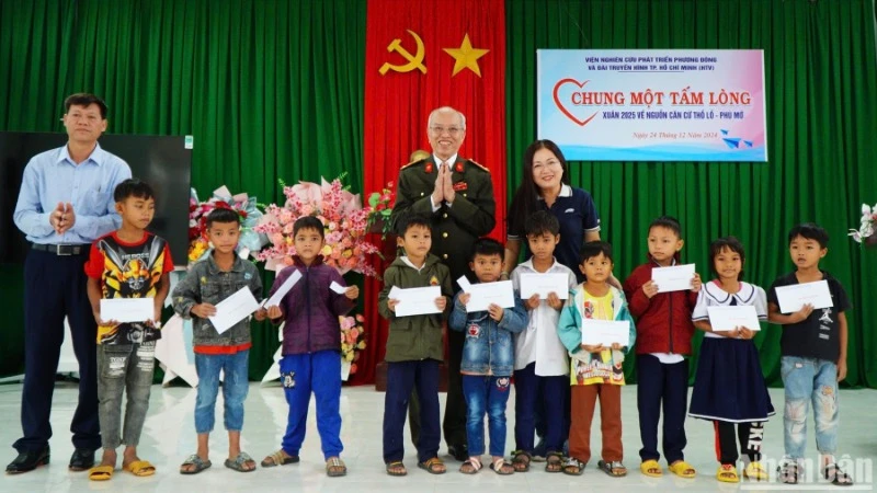 Các đại biểu trao quà cho 10 em học sinh có hoàn cảnh khó khăn xã vùng cao Phú Mở, huyện Đồng Xuân, Phú Yên.