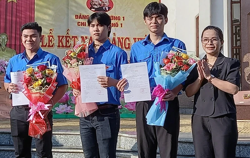 Chi bộ khu phố 1, phường 1, thành phố Tuy Hòa làm lễ kết nạp Đảng cho 3 thanh niên chuẩn bị lên đường nhập ngũ.