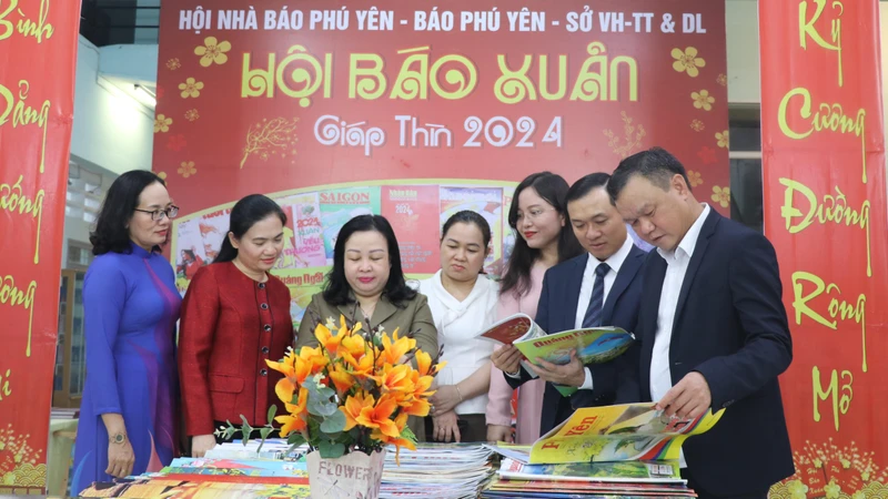 Các đồng chí lãnh đạo tỉnh Phú Yên tham gia Hội báo Xuân Giáp Thìn 2024.