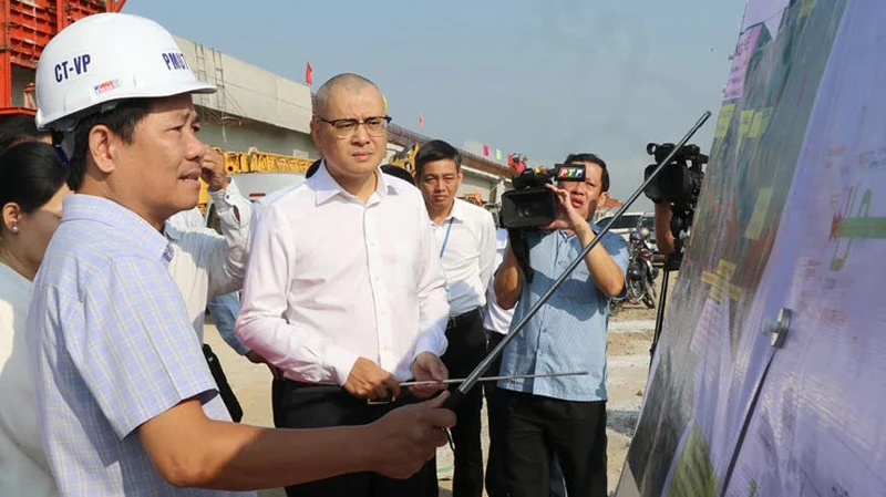 Bí thư Tỉnh ủy Phú Yên Phạm Đại Dương nghe chủ đầu tư báo cáo tiến độ hạng mục cầu bắt qua Sông Ba, dự án thành phần Chí Thạnh-Vân Phong ( dự án cao tốc bắc-nam). 