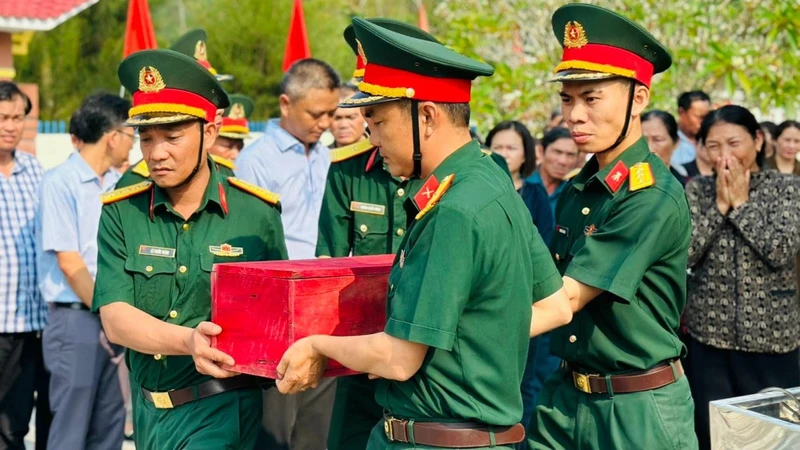 Đông đảo cán bộ, chiến sĩ và nhân dân tham dự lễ truy điệu, an táng liệt sĩ mới tìm thấy hài cốt tại huyện miền núi Đồng Xuân, Phú Yên.
