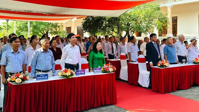 Các đại biểu dự lễ chào cờ tại Lễ dâng hương đồng chí Trần Phú.