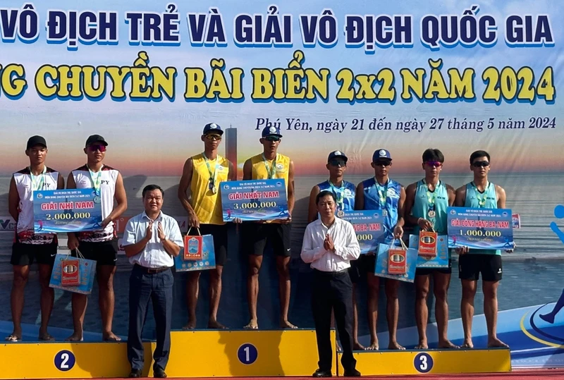 Ban Tổ chức trao giải Nhất, Nhì, Ba cho các đội nam, nữ thi đấu xuất sắc cho Giải vô địch trẻ bóng chuyền bãi biển .