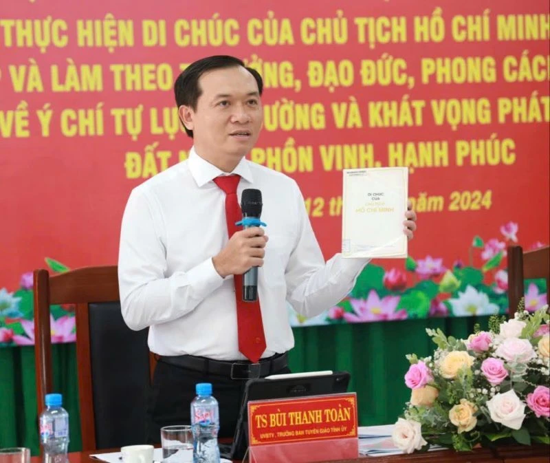 Đồng chí Bùi Thanh Toàn, Trưởng Ban Tuyên giáo Tỉnh ủy Phú Yên phát biểu tại Hội thảo.