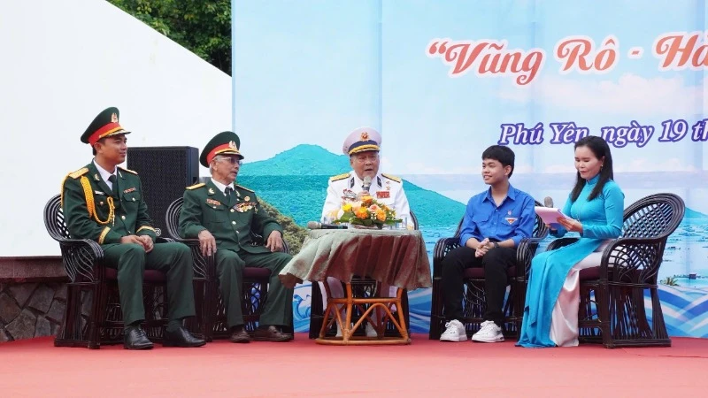 Anh hùng LLVTND Hồ Đắc Thạnh, nguyên thuyền trưởng Tàu 41 (ngồi giữa) đang giao lưu, nói chuyện với đoàn viên thanh niên về hành trình chuyến hàng đầu tiên vào bến Vũng Rô. 