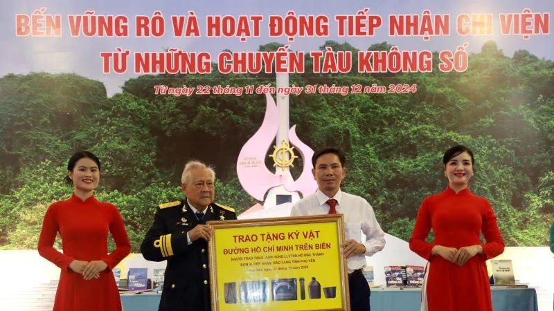 Anh hùng Lực lượng vũ trang nhân dân Hồ Đắc Thạnh, thuyền trưởng của 12 chuyến tàu Không số trao tặng kỷ vật đường Hồ Chí Minh trên biển cho Bảo tàng Phú Yên.