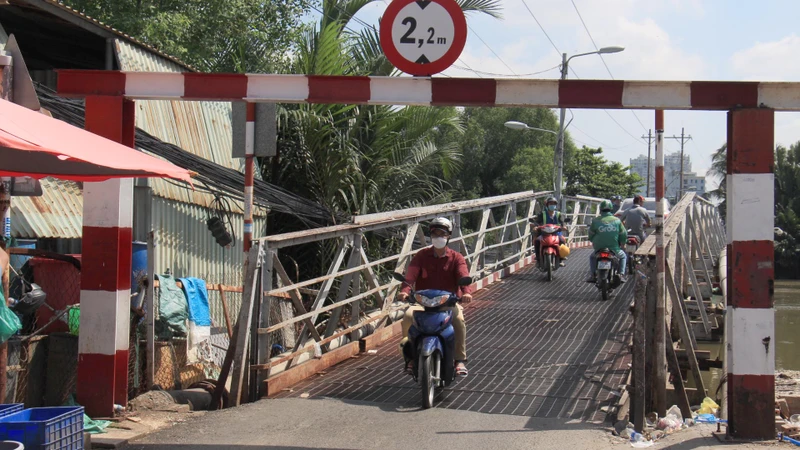 Cầu Rạch Đỉa nằm trên trục đường Lê Văn Lương thuộc xã Phước Kiển huyện Nhà Bè, kết nối quận 7, Thành phố Hồ Chí Minh. Sau hàng chục năm khai thác, đến nay công trình này đang xuống cấp.