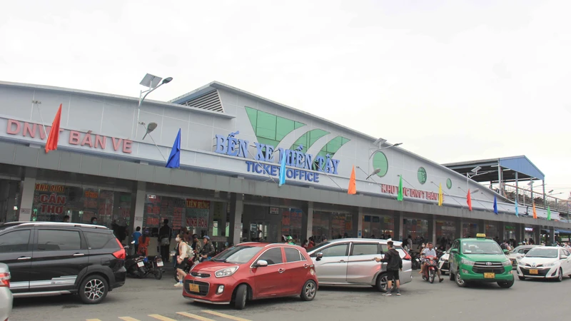 Chiều tối 31/8, tại Bến xe Miền Tây (quận Bình Tân), sau khi kết thúc giờ làm nhiều người dân đã di chuyển về đây để mua vé và lên xe về quê.