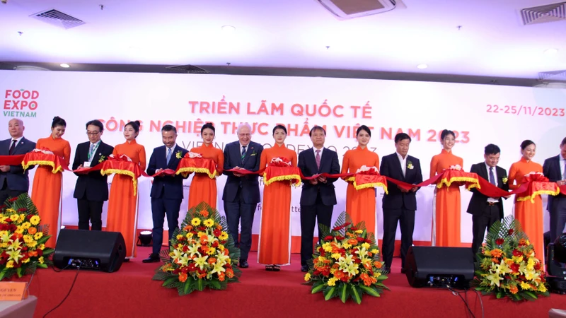 Các đại biểu cắt băng khai mạc Triển lãm quốc tế về công nghiệp thực phẩm Việt Nam năm 2023.