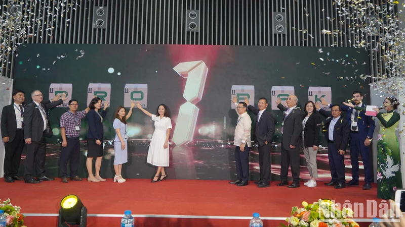 Các đại biểu ấn nút khai mạc triển lãm quốc tế lần thứ 17 về công nghệ xử lý, chế biến và đóng gói bao bì tại Việt Nam- ProPak Vietnam 2024.