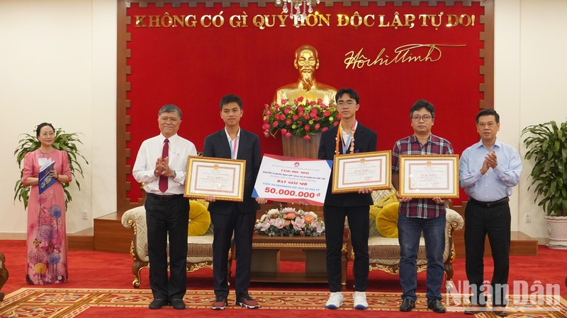 Lãnh đạo Ủy ban nhân dân Thành phố Hồ Chí Minh và Sở Giáo dục và Đào tạo Thành phố Hồ Chí Minh chúc mừng 2 học sinh và giáo viên hướng dẫn đề tài đạt giải.