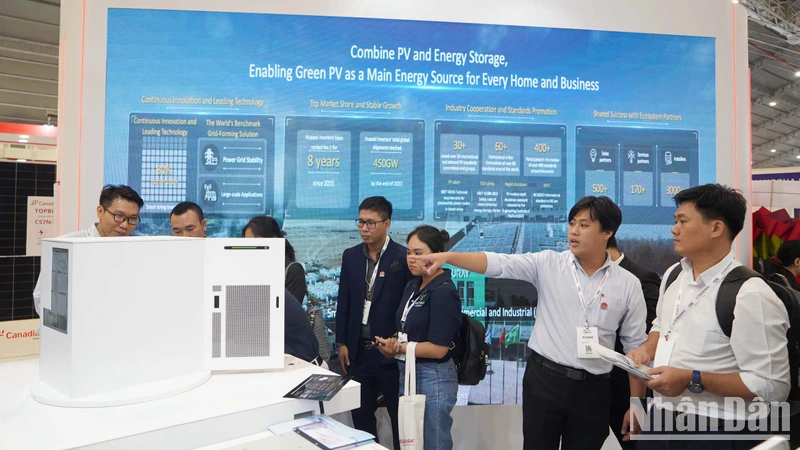 Đông đảo khách tham quan gian hàng Huawei trình diễn các công nghệ SmartPV và hệ thống pin lưu trữ thế hệ mới.