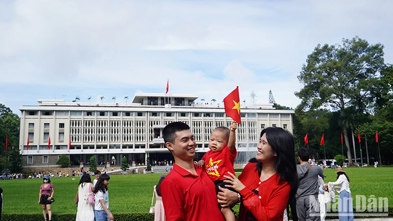 Ngay từ sáng sớm, nhiều gia đình và các bạn nhỏ cầm trên tay lá cờ tổ quốc đến Dinh Độc Lập để đón mừng ngày Quốc khánh 2/9.