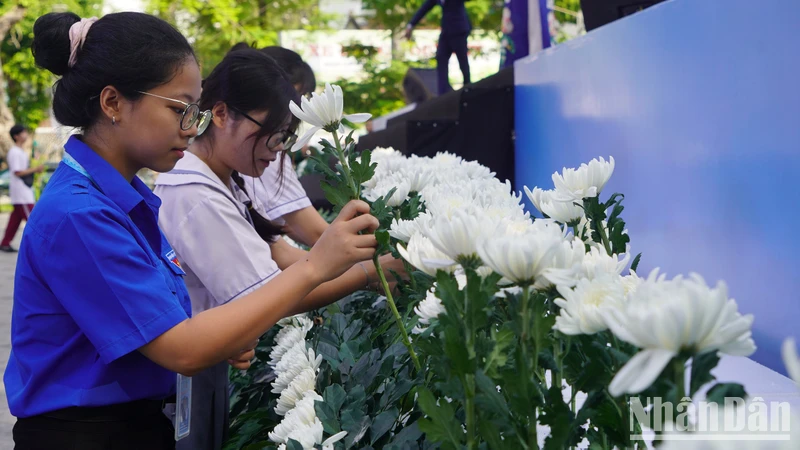 Đông đảo các em học sinh, sinh viên các trường cắm hoa tưởng niệm nạn nhân bị tai nạn giao thông.