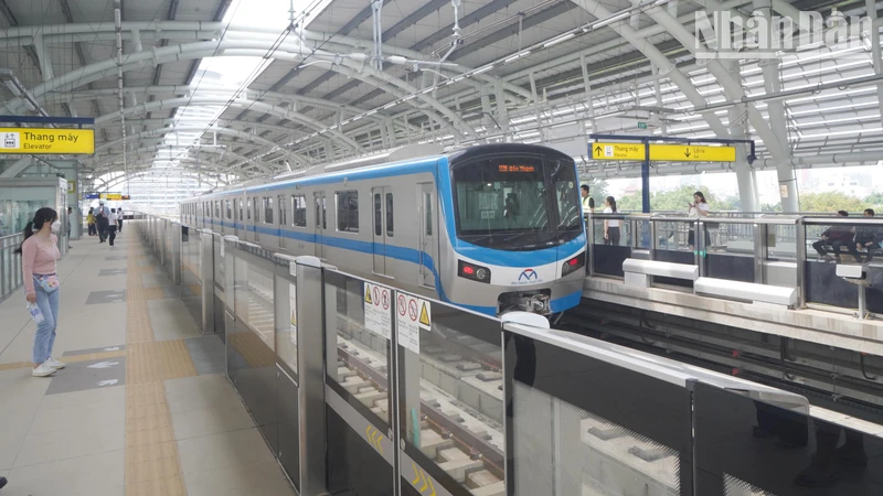 Người dân trải nghiệm tuyến Metro số 1 vận hành chính thức .