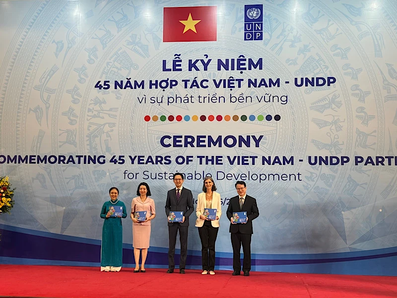 Trưởng đại diện thường trú UNDP tại Việt Nam trao Sách ảnh 45 năm quan hệ đối tác Việt Nam – UNDP vì Phát triển bền vững cho đại diện lãnh đạo các bộ, ngành.