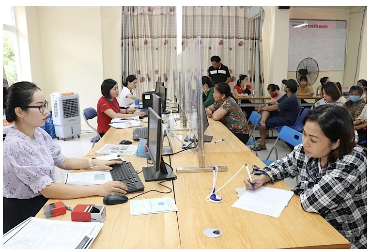Người lao động làm thủ tục đề nghị hưởng trợ cấp thất nghiệp tại Trung tâm Dịch vụ việc làm tỉnh Bắc Giang.