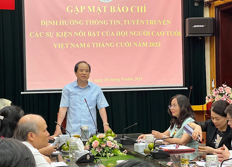 Đồng chí Trương Xuân Cừ, Phó chủ tịch Trung ương Hội Người cao tuổi Việt Nam, chia sẻ thông tin tại buổi gặp mặt báo chí.
