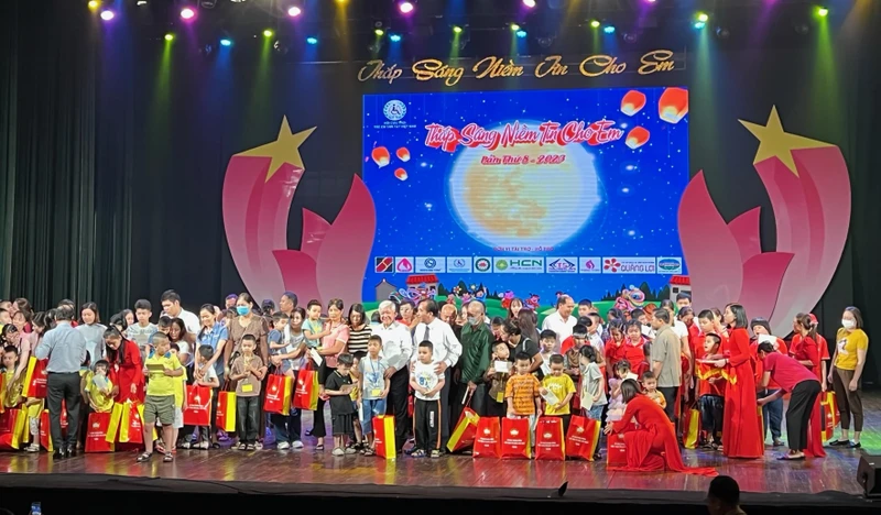 Đại diện lãnh đạo Đảng, Nhà nước và Hội Cứu trợ trẻ em tàn tật Việt Nam trao tặng các phần quà cho 200 trẻ em khuyết tật tiêu biểu.