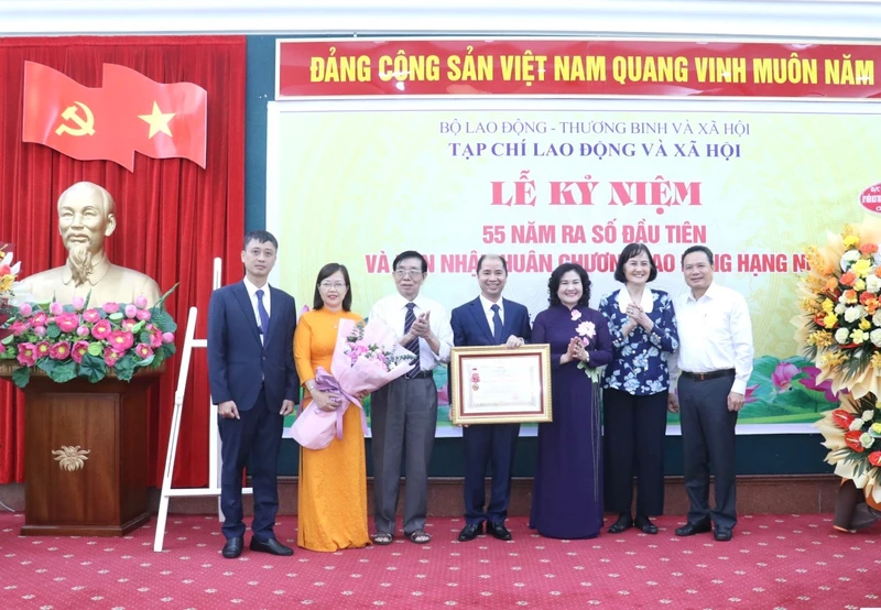 Thừa ủy quyền của Chủ tịch nước, Thứ trưởng Nguyễn Thị Hà trao Huân chương Lao động hạng Nhì lần thứ hai cho Tạp chí Lao động và Xã hội 