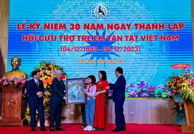 Đại diện trẻ em khuyết tật nhận quà tặng từ Ủy ban Trung ương Mặt trận Tổ quốc Việt Nam.