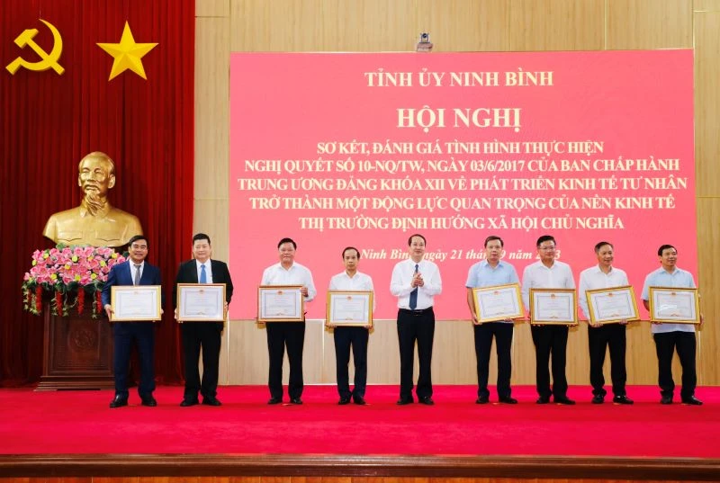 Cá nhân có thành tích xuất sắc được nhận bằng khen của Chủ tịch Ủy ban nhân dân tỉnh Ninh Bình trong thực hiện Nghị quyết số 10-NQ/TW của Ban Chấp hành Trung ương Đảng khóa XII. (Ảnh: Đức Lam)