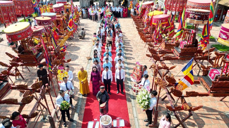 Các đồng chí lãnh đạo tỉnh Ninh Bình, huyện Gia Viễn cùng người dân dâng hương tưởng nhớ Đức Thánh Nguyễn.