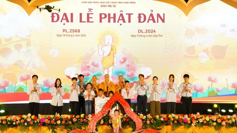 Dịp này, Ban Trị sự Giáo hội Phật giáo Việt Nam tỉnh Ninh Bình trao quà cho 100 em học sinh có hoàn cảnh khó khăn trên địa bàn huyện Gia Viễn, mỗi suất quà trị giá 1 triệu đồng.