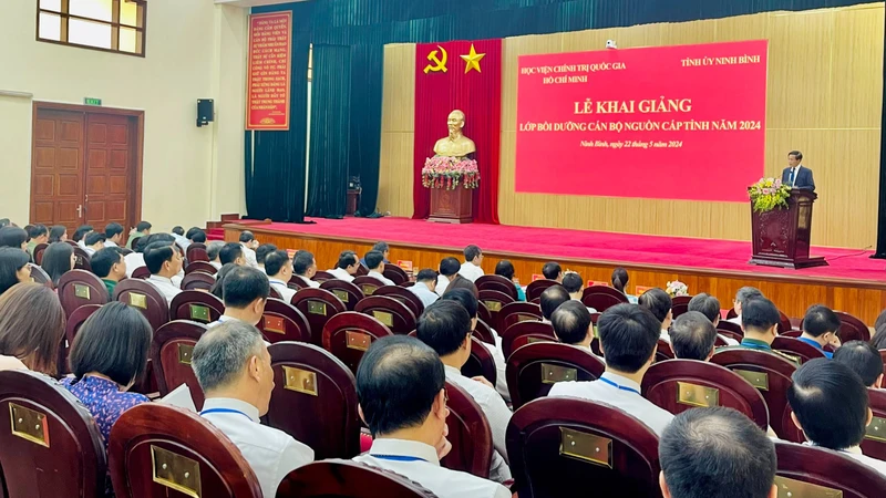 Lớp học là cơ hội để các đồng chí học viên được tiếp cận với những thông tin mới, tiếp thu kiến thức, kinh nghiệm thực tiễn về kỹ năng lãnh đạo, quản lý, giúp cho các đồng chí vận dụng và tổ chức thực hiện tốt hơn nhiệm vụ được giao. 