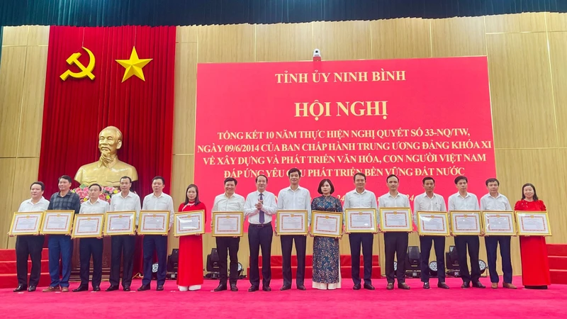 Dịp này, 15 tổ chức đảng và 20 đảng viên được Ban Thường vụ Tỉnh ủy Ninh Bình khen thưởng vì có nhiều thành tích xuất sắc trong thực hiện Nghị quyết số 33 của Ban Chấp hành Trung ương Đảng khóa XI. 