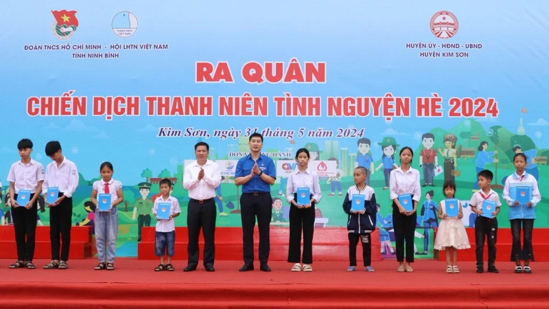 Lãnh đạo Tỉnh đoàn Ninh Bình và huyện Kim Sơn trao tặng quà cho các em thiếu nhi có hoàn cảnh khó khăn.