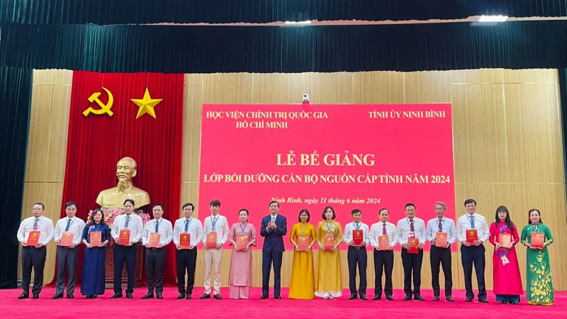 Đồng chí Đoàn Minh Huấn, Ủy viên Trung ương Đảng, Bí thư Tỉnh ủy Ninh Bình trao Chứng nhận tốt nghiệp cho các học viên.