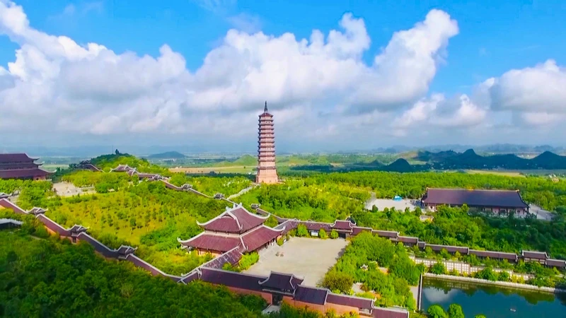 Chùa Bái Đính, tỉnh Ninh Bình là một quần thể chùa lớn với nhiều kỷ lục châu Á và Việt Nam.